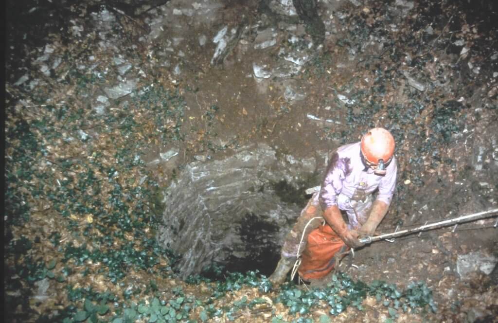 Entrée du puits principal de la mine de Forez. Nettoyage de l’orifice par la CPEPESC* en 1994. Cliché M. Cottet